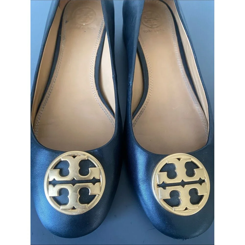 Tory Burch Signature Black Leather Ballet Flats Gold Logo Medallion Sz 7.5 Chic